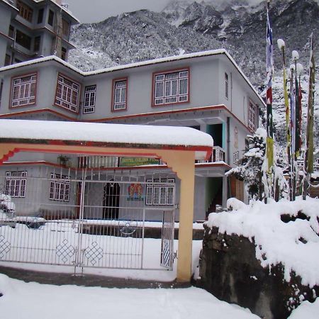 Golden Fish Hotel, Lachung Exteriör bild